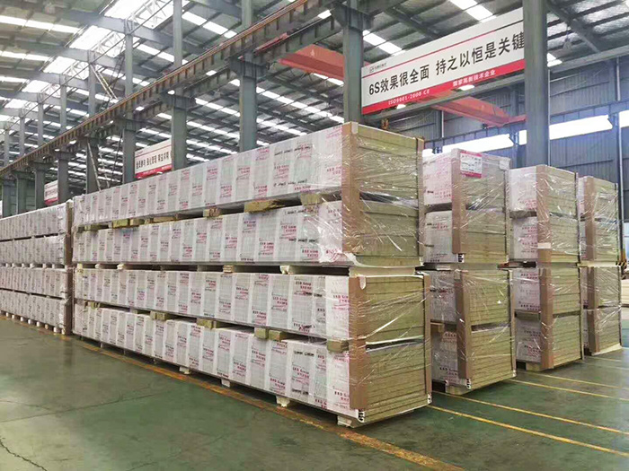 聚氨酯封邊巖棉夾芯板的價(jià)格為什么比普通巖棉復(fù)合板高？